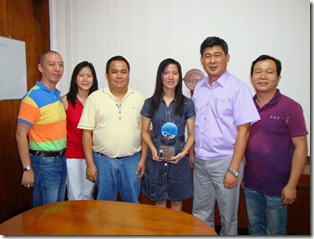 Angeli Joyce Yap Dy holding her trophy (center) with the Chief, Dr. RV Pakingking Jr, parents (left), and research adviser Mr. Ronilo Aponte (right)