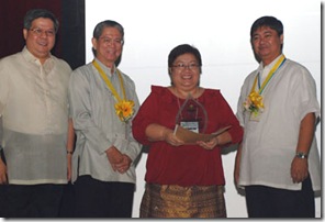Ms. MRJ Luhan (2nd from right) receives the award  from (L-R) BAR Director Nicomedes Eleazar, IRRI Operations and Support Services Deputy Director General Dr. William Padolina; and DA Assistant Secretary Preceles Manzo