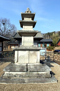 Daegu Three storied stone pagoda near Biroam Hermitage of Donghwasa Temple)