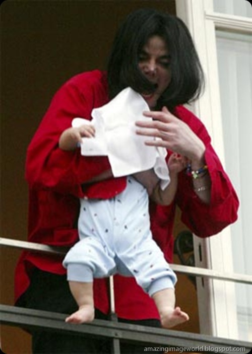 Michael Jackson holds an unidentified child001