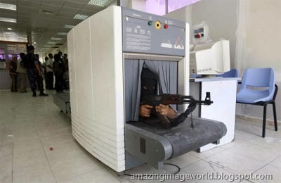 [Hamas fighter takes position inside a scanning machine001[3].jpg]