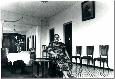 Mme Patterson,'née' De Medeiros, no salão do seu sobrado em Porto Novo, 1994.