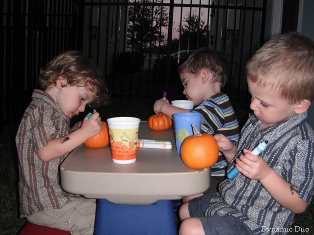 [boys do their own pumpkins (2)[3].jpg]