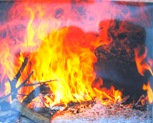 O fogo da lenha para preparar o folar, no forno da Amélia