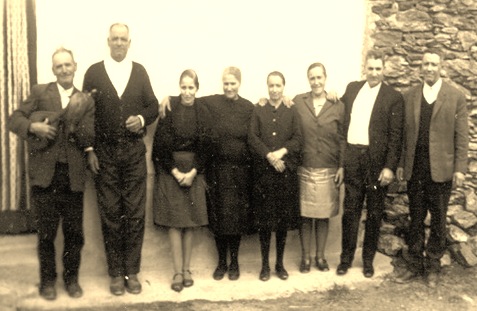Os nomes dos meus tios da esquerda para a direita: Celestino Carreiro, Sardinha, Matilde, Arminda, Marquinhas, Salete, Guilherme, António