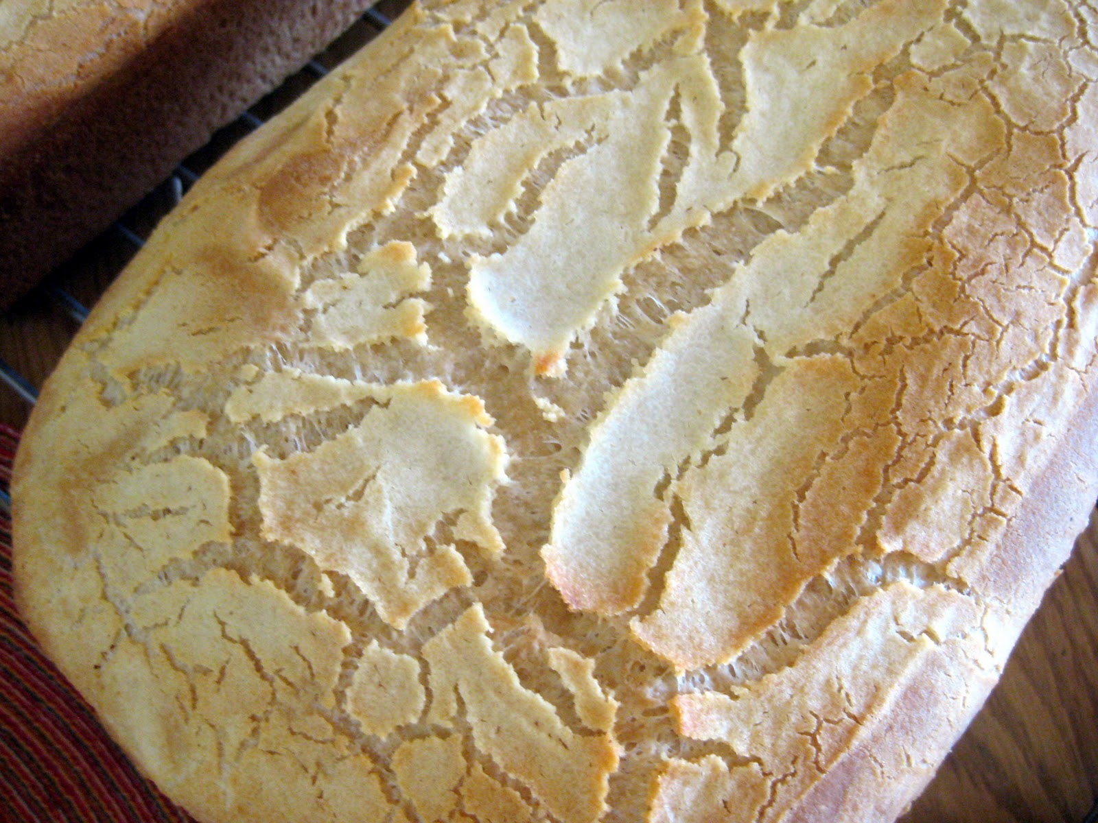 Трещины рецепты. Трещины на хлебе. Дефекты мякиша хлеба. Хлеб с трещинами на корке. Трещины и надрывы на корке хлеба.