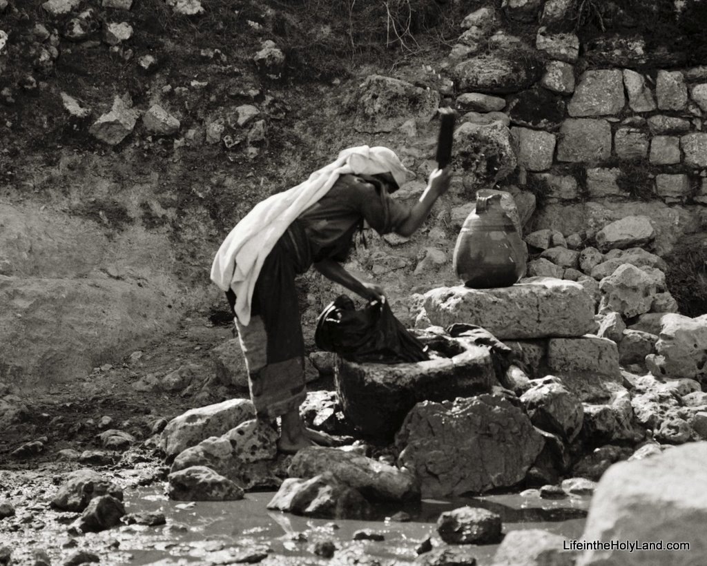 [Womenwashingclothesatfountainmat0531.jpg]