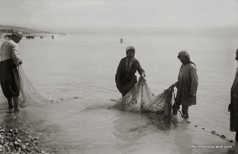 [Fishermen with fish in net, mat05689[3].jpg]