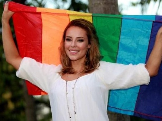[Paola Oliveira gay[4].jpg]