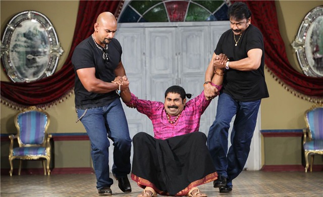 [suraj-venjaramood-comedy-scene-in-Teja Bhai and Family Malayalam[3].jpg]