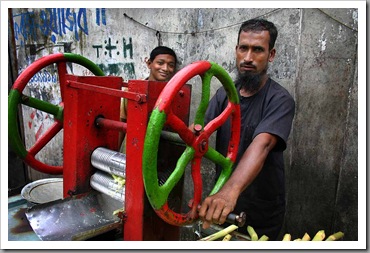 Sugarcane_juice_vendors,_Dhaka