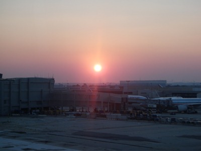 Chegada ao Aeroporto Internacional JFK, a tempo de ver o sol a pôr-se.