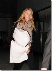 Blake_Lively_at_LAX_Airport_-_September_18_2009_3-748x1024
