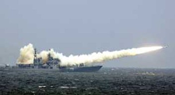 Tàu chiến bắn hỏa tiễn trong cuộc tập trận chung Nga - Trung Quốc hồi tháng 8/2005 tại vùng biển đảo Sơn Đông. AFP PHOTO/Xinhua. 