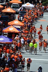 [tailgate lining up for players walk[3].jpg]