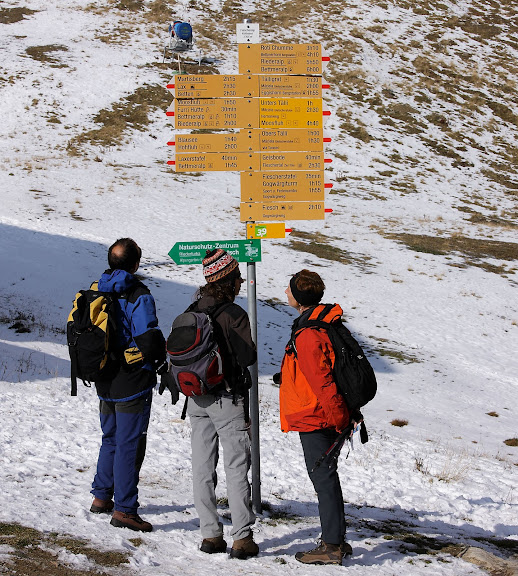 Senyalización de senderos en Fiescheralp, alpes suizos,Valais, Suiza