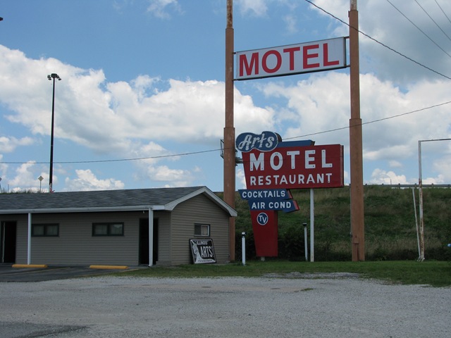 [47 Rte 66 Art's Motel Farmersville IL[2].jpg]