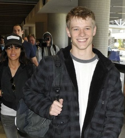 lucas till battle la. Lucas Till es seguido por su