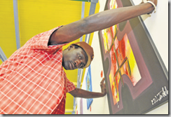 Ibrahima Fathy, de Guinée-Bissau, est actuellement hébergé dans l'abri PCi de Nyon. La peinture lui permet d'exprimer ses émotions. Photo Stéphane Romeu.