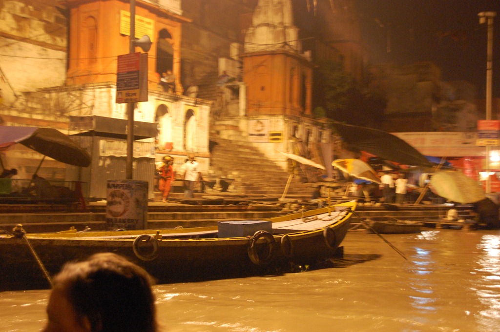 [India 2010 -Varanasi  ,  paseo  nocturno  - 20 de septiembre   47[3].jpg]