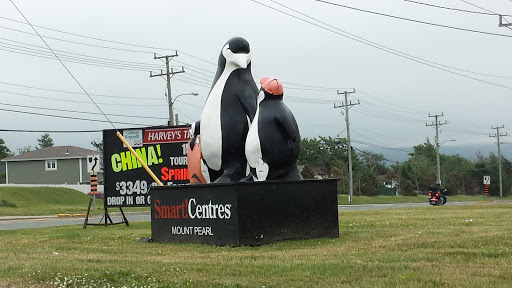 Penguin Family Shopping Statue