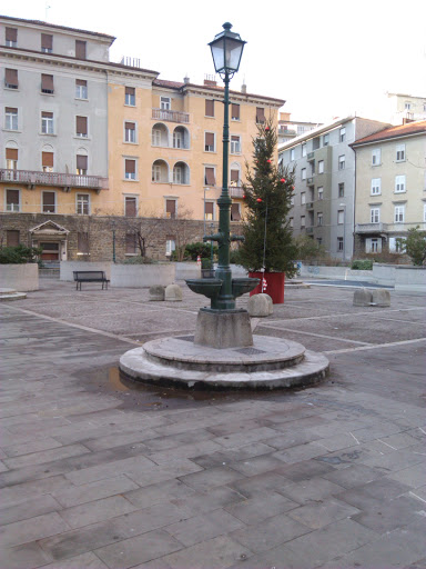 Fontana doppia Piazza del Perugino
