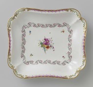Schaal, rechthoekig en diep, behorend bij een sdrvies met geslingerd lintmotief met bladertakken, bloemboeketten en gestrooide bloemtakken