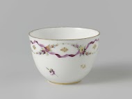 Kop zonder oor, beschilderd met strooibloemen en gouden lovertjes