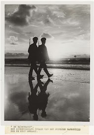 Duitse soldaten op patrouille langs het strand