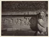 Reliëf op het voetstuk van een pendopo,  aan de oostzijde van Candi Panataran