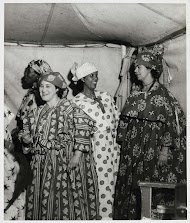 Surinaamse vrouwen in traditionele dracht tijdens Keti-Koti