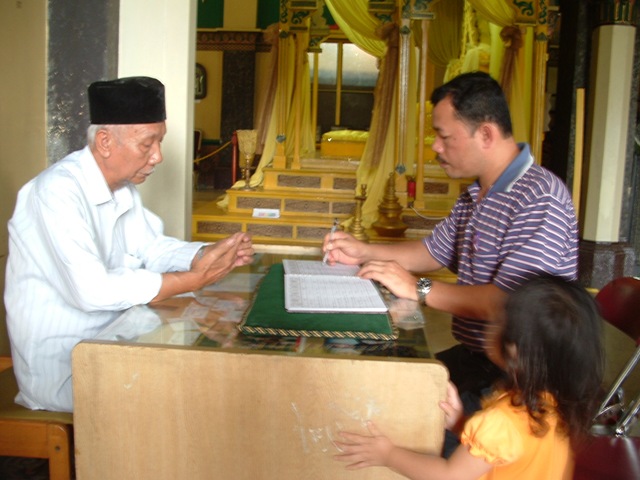 [Menandatanganibukupelawat2.jpg]