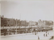 Zicht op de Prins Hendrikkade en het Singel te Amsterdam, op de voorgrond het Open Havenfront