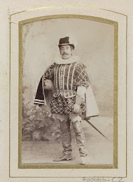 Portret van een jonge man in kostuum met zwaard, aangeduid als W. Birnie