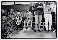 Druivensap gaat rond tijdens een viering van de Basisgroep