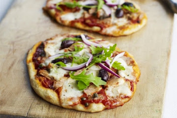 Tuna, olive & rocket pizzas