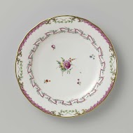 Bord, plat model, behorend bij een servies met geslingerd lintmotief met bladertakken, bloemboeketten en gestrooide bloemtakken