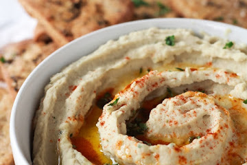 Easy Creamy Roasted Garlic Hummus Recipe