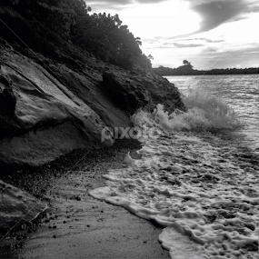 Saoka, West Sorong District Papuadaerah pertemuan ini sebenarnya menarik buat lokasi wisata, sayangnya potensi yang bagus tak menjadi perioritas utama, pantai tak seputih raja ampat, tapi alamnya sangat khas patai papua...karang dan cakrawala tempat matahari tebenam sangat menawan...kalau mau kesana harus nyasar...hahaha by Ully Zoelkarnain - Landscapes Beaches