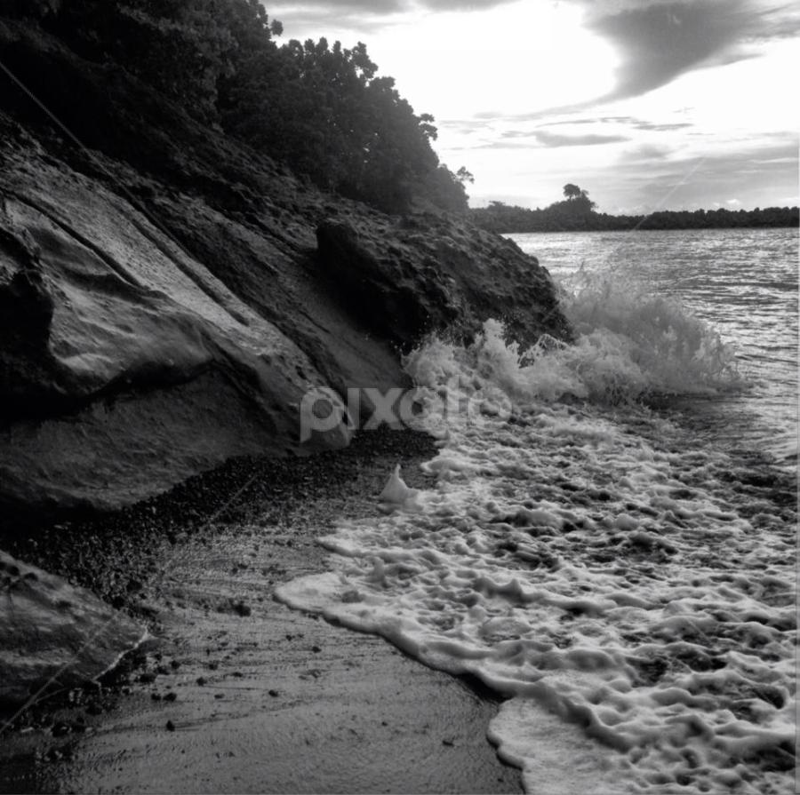 Saoka, West Sorong District Papuadaerah pertemuan ini sebenarnya menarik buat lokasi wisata, sayangnya potensi yang bagus tak menjadi perioritas utama, pantai tak seputih raja ampat, tapi alamnya sangat khas patai papua...karang dan cakrawala tempat matahari tebenam sangat menawan...kalau mau kesana harus nyasar...hahaha by Ully Zoelkarnain - Landscapes Beaches