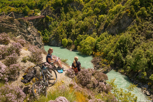 Kawarau_cycle_ trail_Queenstown - Stopping to refuel is easy on the Queenstown Cycle Trail. Countless lookout points offer perfect places to stop for a snack and a chance to take in the views. Local tour operators can provide near-new cycles and help you plan your rides. They can even organize transport, so you can plan a downhill route or just explore part of a trail.