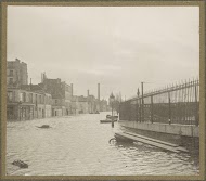 Ondergelopen straat met een hek tijdens de overstroming van Parijs
