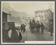 Vermoedelijk Italiaanse militairen, een paard en een wagen en dokter Cervelli (rechts) in een straat in Cortina d'Ampezzo in de Dolomieten