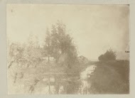 Fotoreproductie van een schilderij van een landelijk tafereel met water en bomen