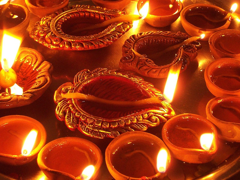 [800px-Diwali_Diya[2].jpg]