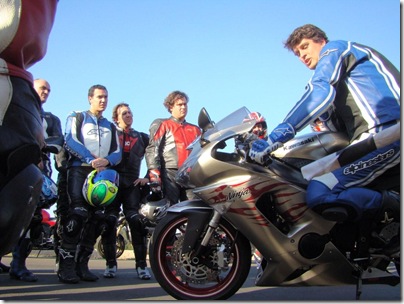 Leandro Mello mostrando o posicionamento na moto