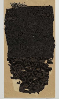 Fragment van een mantel van ciseléfluweel met kloskant, volgens overlevering afkomstig van Hugo de Groot
