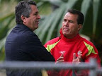 Jorge Vergara platicando con Efraín Flores en Verde Valle