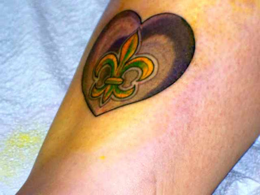 A little while later, she had a beautiful Fleur di lis inside a heart on her