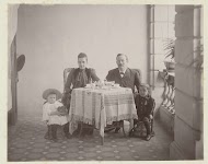 Gezinsportret aan tafel